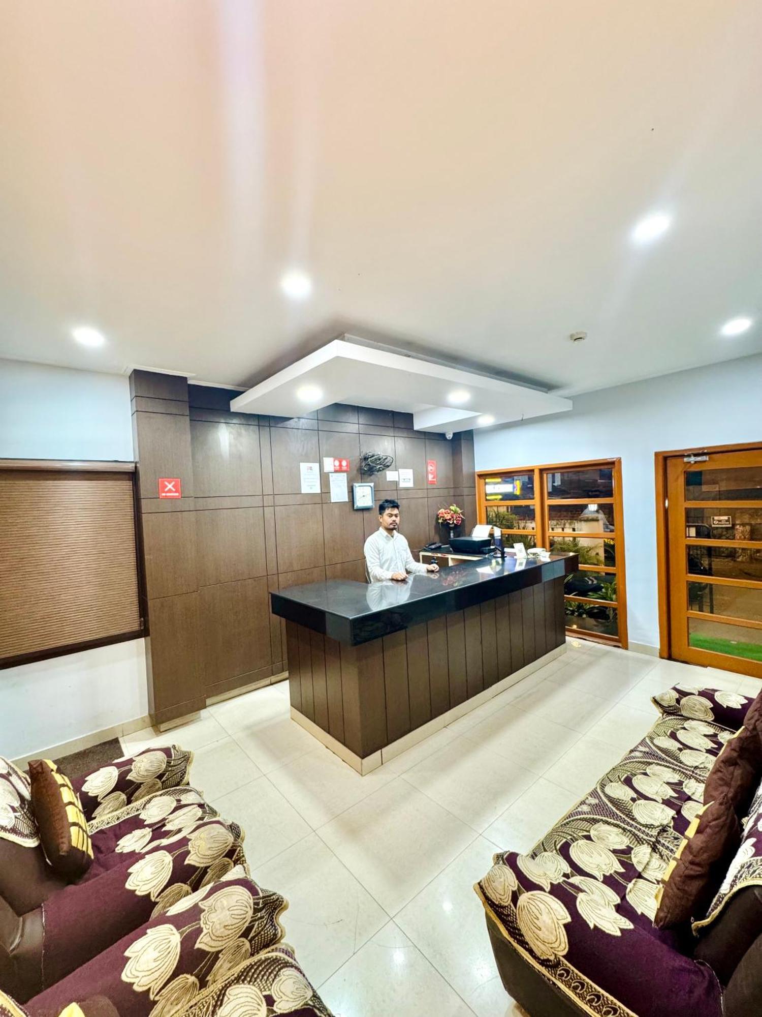 Hotel B K R Ґувахаті Екстер'єр фото